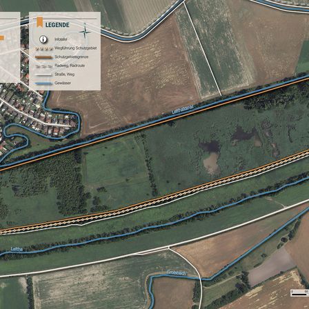 Eine Luftaufnahme einer ländlichen Landschaft mit einer langen Straße, die in Abschnitte unterteilt ist. Verschiedene farbige Linien zeigen verschiedene Wege an, wie eine blaue Linie für einen Fluss und eine orange Linie für ein Schutzgebiet.