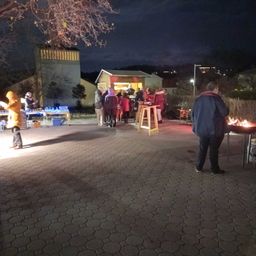 Bild enthält, Urban, City, Street, Lighting, Shelter, Path, Night, Person, Shoe, Man
