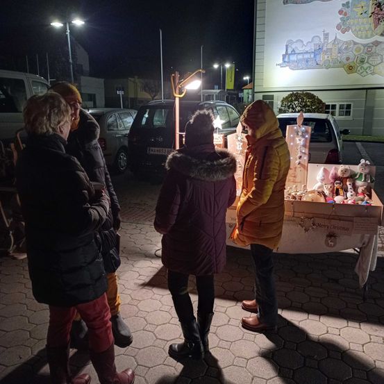 Bild enthält, Urban, Hoodie, People, Person, Adult, Female, Woman, Advertisement, Male, Man