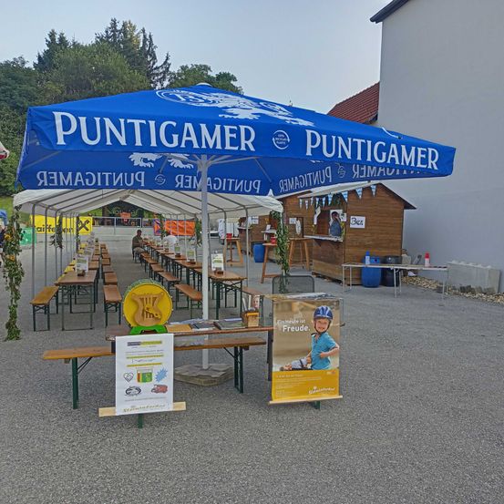 Bild enthält, Person, Tent, Helmet, Hat, Urban, Shoe, Floor, Wood, Advertisement, City