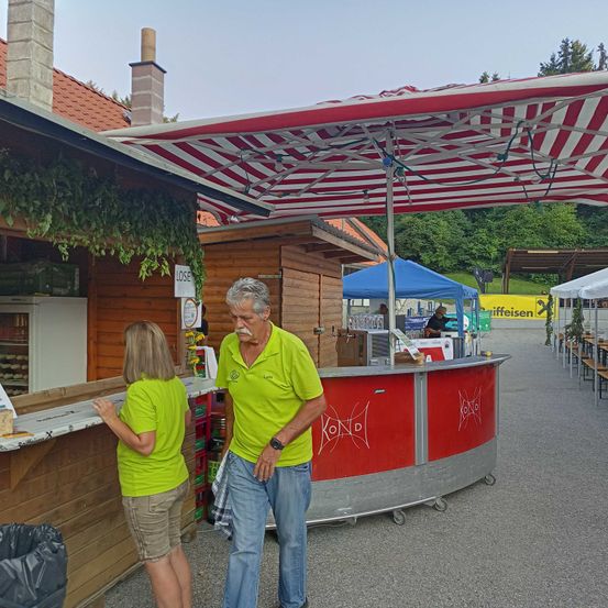 Bild enthält, Adult, Male, Man, Person, Wristwatch, Tent, Market, Hat, Indoors, Truck