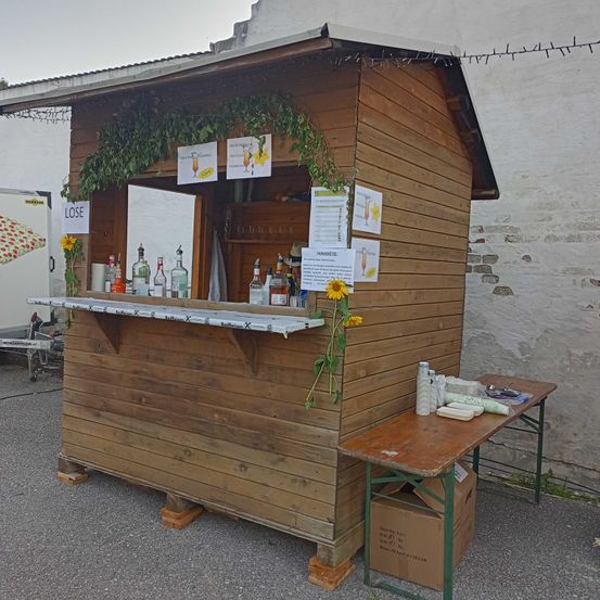 Bild enthält, Wood, Interior Design, Kiosk, Box, Vehicle, Truck, Food Truck