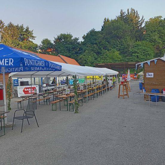 Bild enthält, Desk, Person, Urban, Chair, City, Hat, Wood, Outdoors, Laptop, Tent