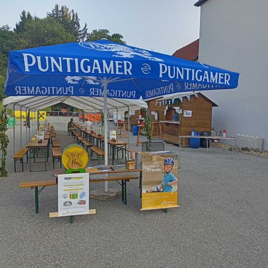 Bild enthält, Outdoors, Shelter, Tent, Person, Bench, Helmet, Shoe, Urban, Floor, Car