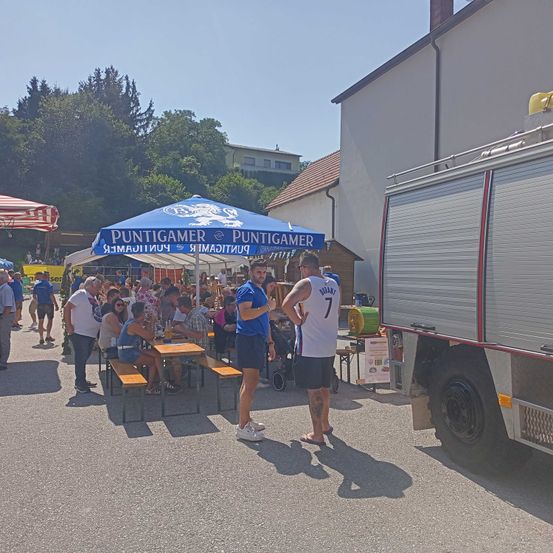 Bild enthält, Person, People, Truck, Vehicle, Urban, Handbag, Shoe, Food Truck, Bench