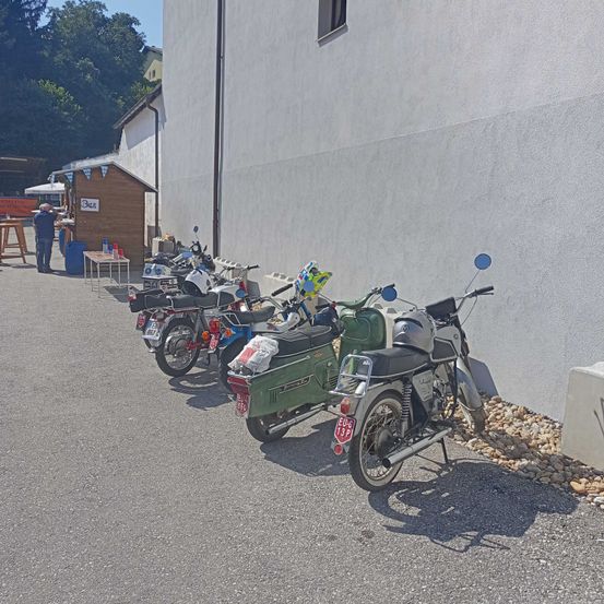 Bild enthält, Person, Motorcycle, Vehicle, Fun, Desk, Table