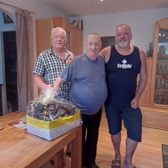 Bild enthält, Pants, Photography, Portrait, Wood, Dining Room, Dining Table, Table, Jeans, Living Room, Shorts