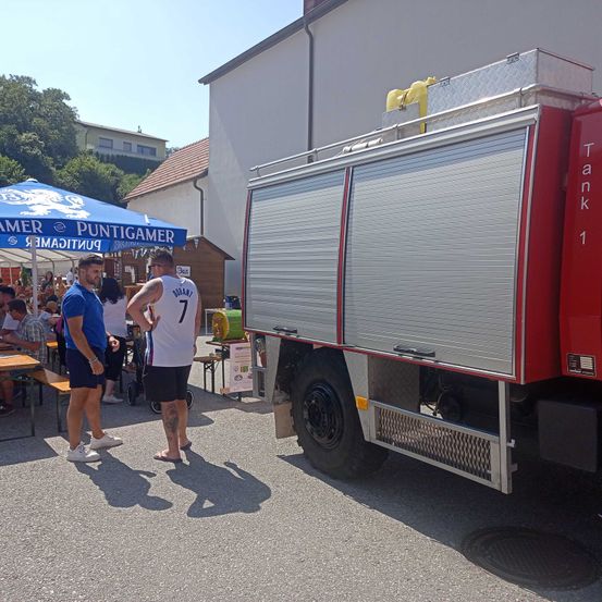 Bild enthält, Truck, Vehicle, Person, Shoe, Adult, Male, Man, Hat, Bench, Food Truck