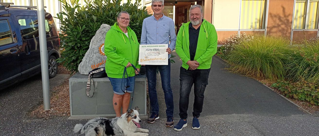 Bild enthält, Shelter, Pants, Portrait, City, Street, Urban, Jeans, Potted Plant, Coat, Neighborhood