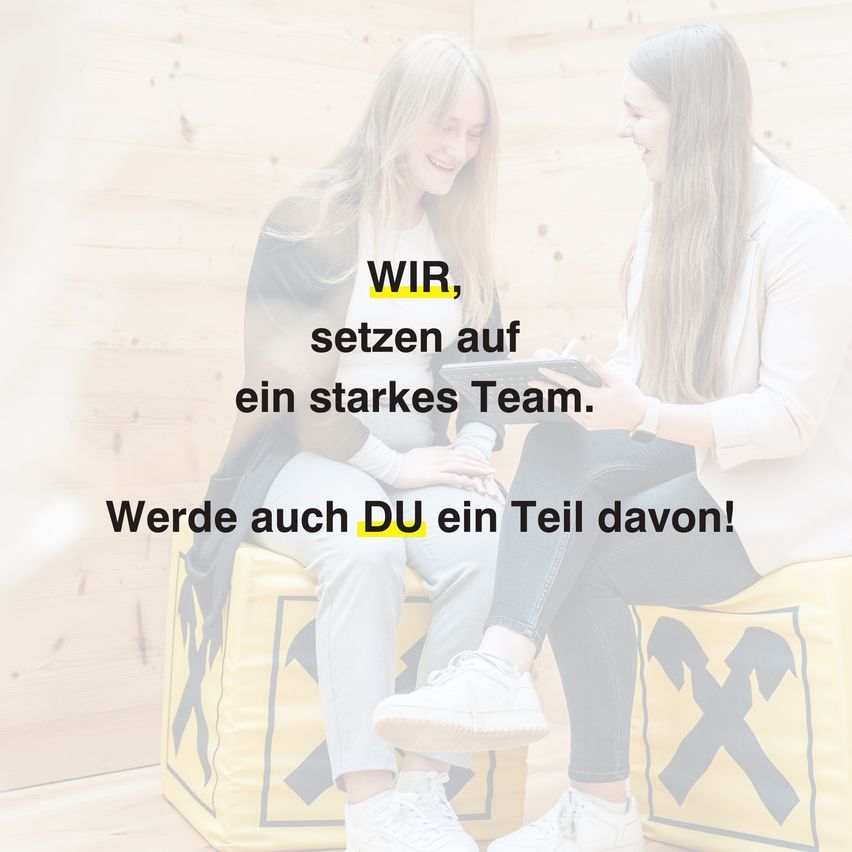 Zwei Frauen sitzen auf gelben Beanbags und lächeln sich an. Der Text darüber lautet 'Wir, setzen auf ein starkes Team. Du bist auch ein Teil davon!'