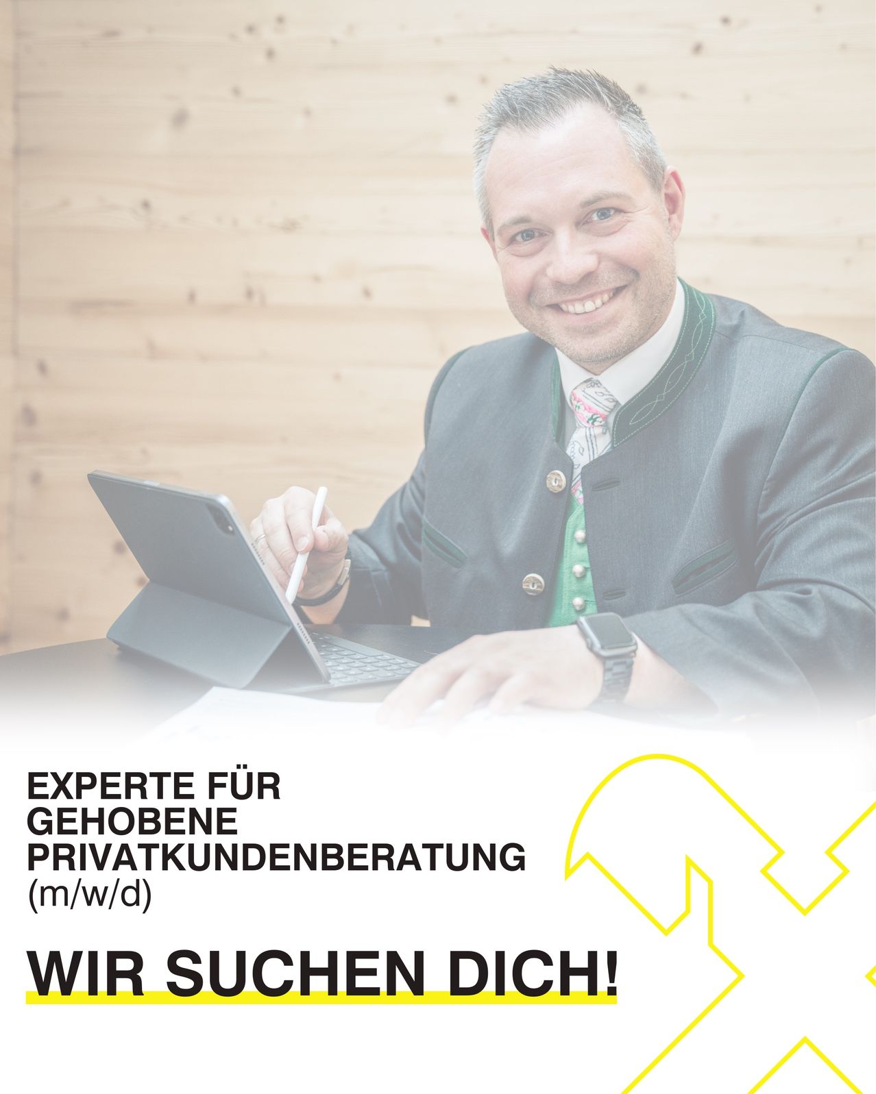 Ein Mann im Anzug sitzt mit einem Laptop an einem Tisch, lächelt und hält einen Stift. Ein Banner im Vordergrund lautet 'Experten für Penthouse-Privatkundenberatung' und 'Wir suchen dich!' auf Deutsch. Der Hintergrund ist hölzern.