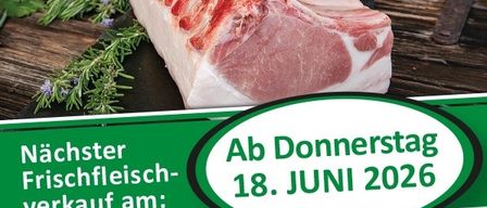 Eine Werbung für Gaumennostalgie-Schweinefleisch, die ein Stück Fleisch zeigt, mit Informationen über den Verkauf von frischem Schweinefleisch und Kontaktdaten für Michael Friel und Katharina Matzer.