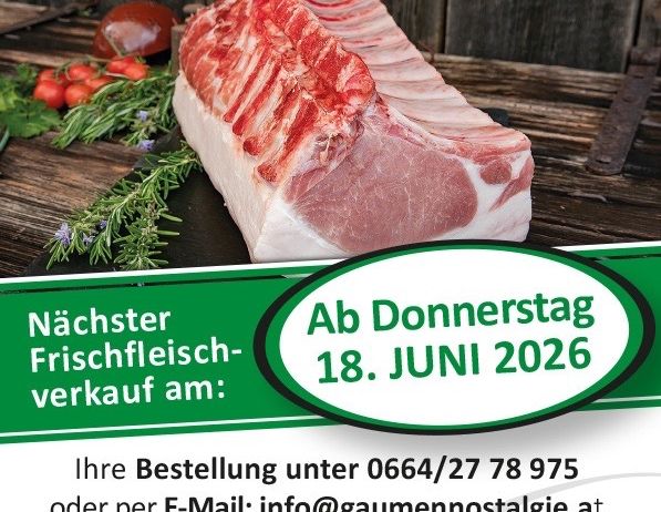 Eine Werbung für Gaumennostalgie-Schweinefleisch, die ein Stück Fleisch zeigt, mit Informationen über den Verkauf von frischem Schweinefleisch und Kontaktdaten für Michael Friel und Katharina Matzer.