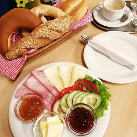 Bild enthält, Brunch, Food, Food Presentation, Ketchup, Bread, Beverage, Coffee, Coffee Cup