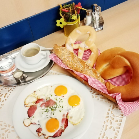 Bild enthält, Brunch, Food, Beverage, Coffee, Coffee Cup, Food Presentation, Egg, Fried Egg