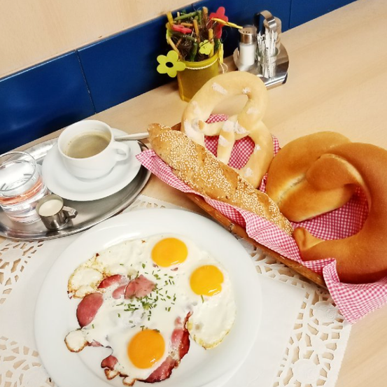 Bild enthält, Brunch, Food, Beverage, Coffee, Coffee Cup, Food Presentation, Egg, Fried Egg