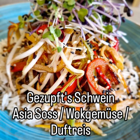 Ein farbenfrohes Gericht aus gebratenem Gemüse, Reis und Sprossen, gekrönt mit Sesam, präsentiert auf einem blauen Teller mit dem Text 'Gezupft's Schwein Asia Soss / Wokgemüse / Duftreis'.