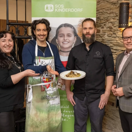 Bild enthält, Adult, Male, Man, Person, Female, Woman, Glasses, Face, Necklace, Smile