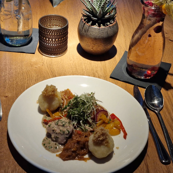 Bild enthält, Food Presentation, Cutlery, Meal, Fork, Plant, Dish, Plate, Brunch, Cup, Spoon