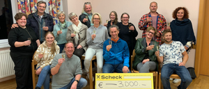 Bild enthält, People, Person, Pants, Adult, Female, Woman, Groupshot, Portrait, Male, Man