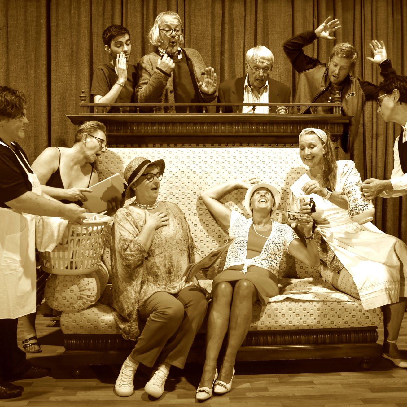 Bild enthält, Couch, Adult, Male, Man, Person, Female, Woman, Bride, Shoe, People