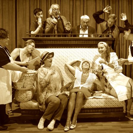 Bild enthält, Couch, Adult, Male, Man, Person, Female, Woman, Bride, Shoe, People