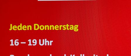 Roter Plakat mit weißen Text, der 'ACHTUNG NEUER KARTENVERKAUF' angibt. Datum: ab 20.11.2025. Jeden Donnerstag 16-19 Uhr. Bei Buschenschank Kolleritsch. Jeden Freitag und Samstag 9-11 Uhr im Cafe Oswald.
