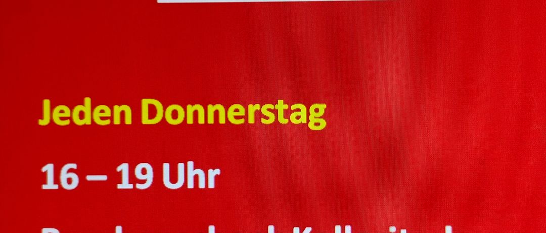 Roter Plakat mit weißen Text, der 'ACHTUNG NEUER KARTENVERKAUF' angibt. Datum: ab 20.11.2025. Jeden Donnerstag 16-19 Uhr. Bei Buschenschank Kolleritsch. Jeden Freitag und Samstag 9-11 Uhr im Cafe Oswald.