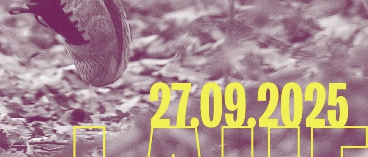 Ein Nahaufnahme eines Fußes in einem Turnschuh wird auf einem Pfad mit dem Datum 27.09.2025 und dem Wort Lauf gezeigt.