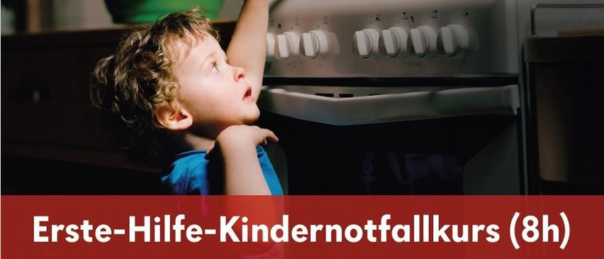 Ein junges Kind steht in der Küche und streckt sich nach einem Herd mit mehreren Knöpfen. Ein grüner Topf steht auf der Arbeitsplatte. Der Text lautet 'erste-Hilfe-Kindernotfallkurs (8h)'.