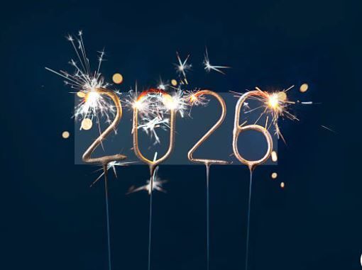 Das Jahr 2026 ist in Gold dargestellt, umgeben von Feuerwerkskörpern auf einem dunkelblauen Hintergrund.