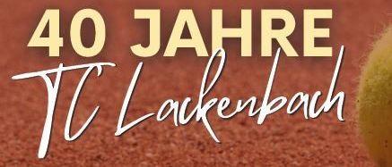 Ein Tennisplatz mit den Worten '40 Jahre TC Laakenbach' darauf, mit einem Tennisball im Vordergrund.