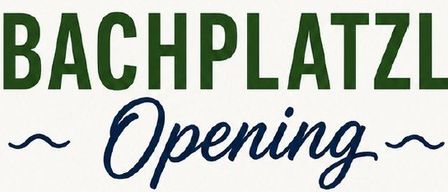 Ein weißer Hintergrund mit 'BACHPLATZL Opening' in Grün und Blau. Das Wort 'Opening' ist mit einer wellenartigen Muster gestaltet.