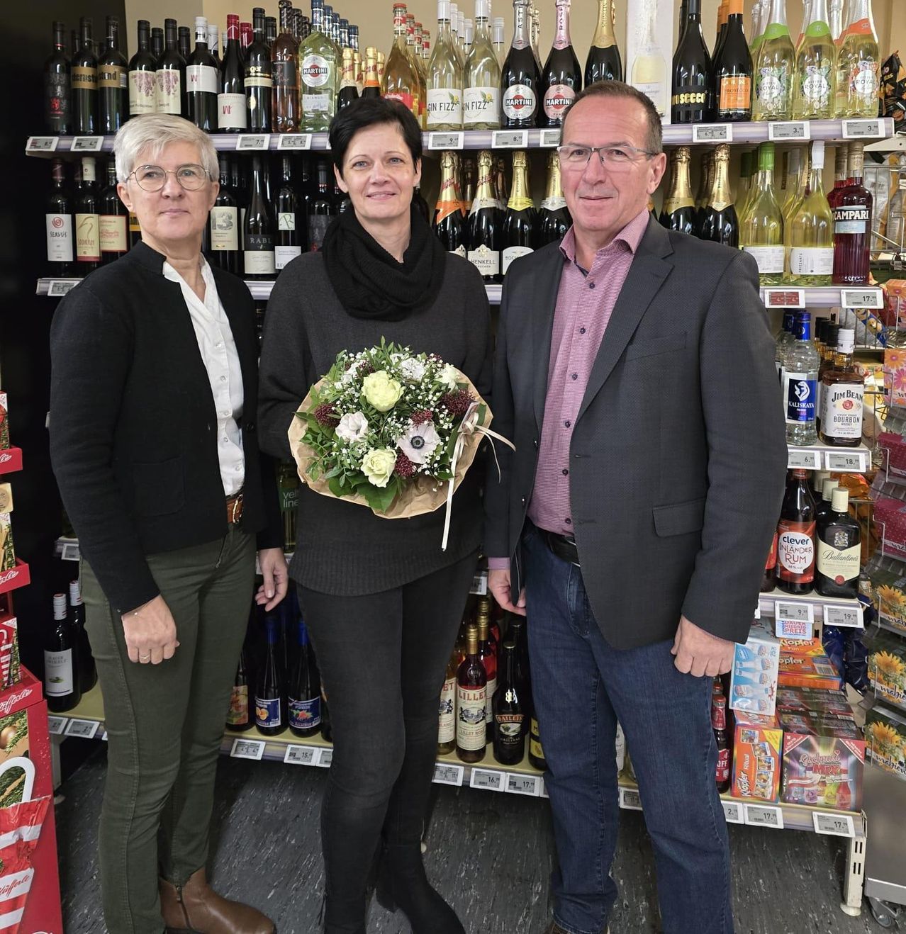 Bild enthält, Flower, Flower Arrangement, Flower Bouquet, Adult, Female, Person, Woman, Pants, Male, Man