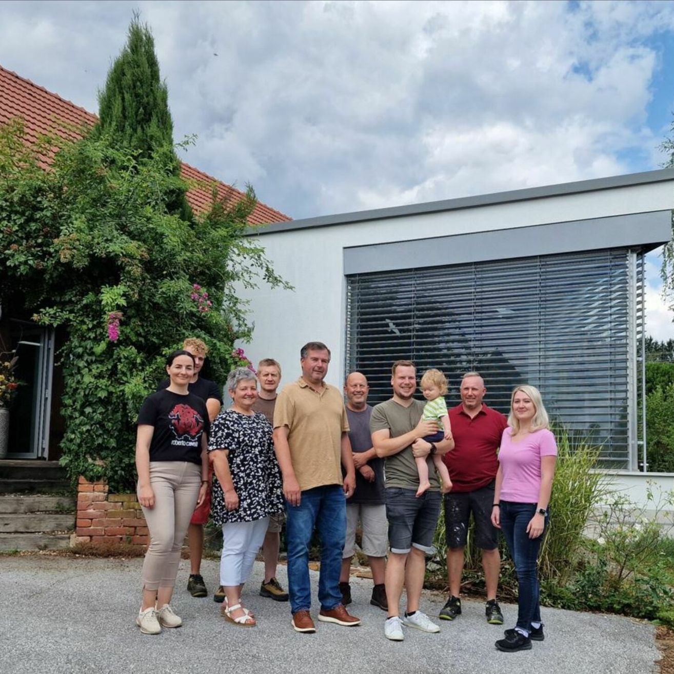 Bild enthält, People, Person, Shoe, Jeans, Pants, Groupshot, Shorts, Outdoors, Tree, Nature