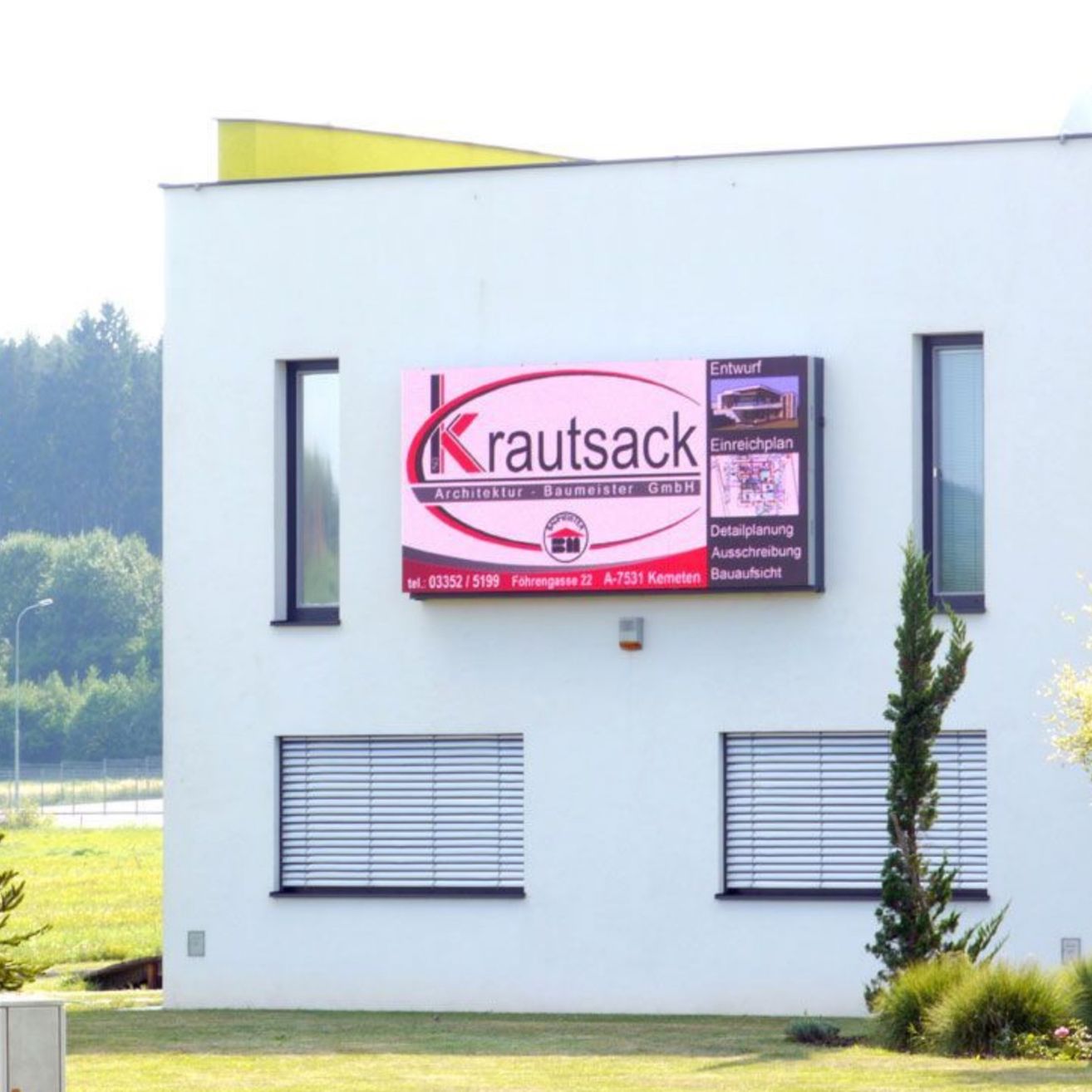 Bild enthält, Plant, Tree, Advertisement, Grass, Building, Villa, City, Conifer, Vegetation, Pine