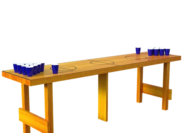 Ein hölzerne Beer Pong-Tisch mit blauen Bechern darauf, vor schwarzem Hintergrund.