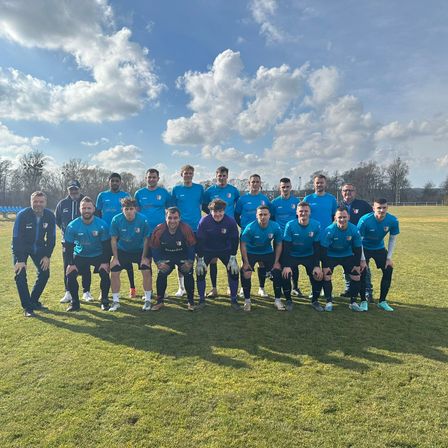 Bild enthält, People, Person, Clothing, Footwear, Shoe, Groupshot, Hat, Glove, Volleyball (Ball)