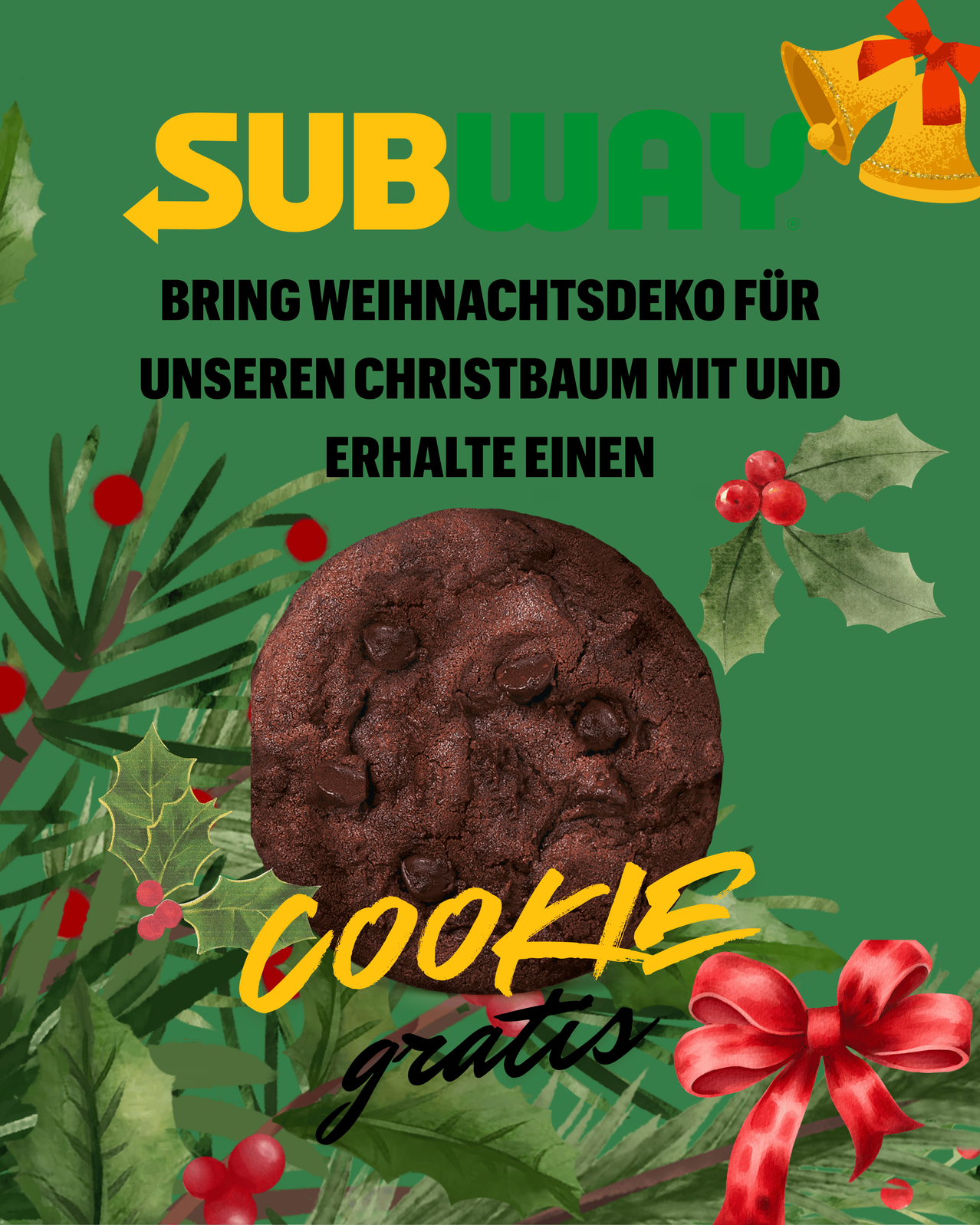 Ein grünes Plakat mit einem Schokoladenkeksei, umgeben von Stechpalmenblättern. Es wirbt für einen kostenlosen Keks bei Subway für das Mitbringen von Weihnachtsdekorationen.