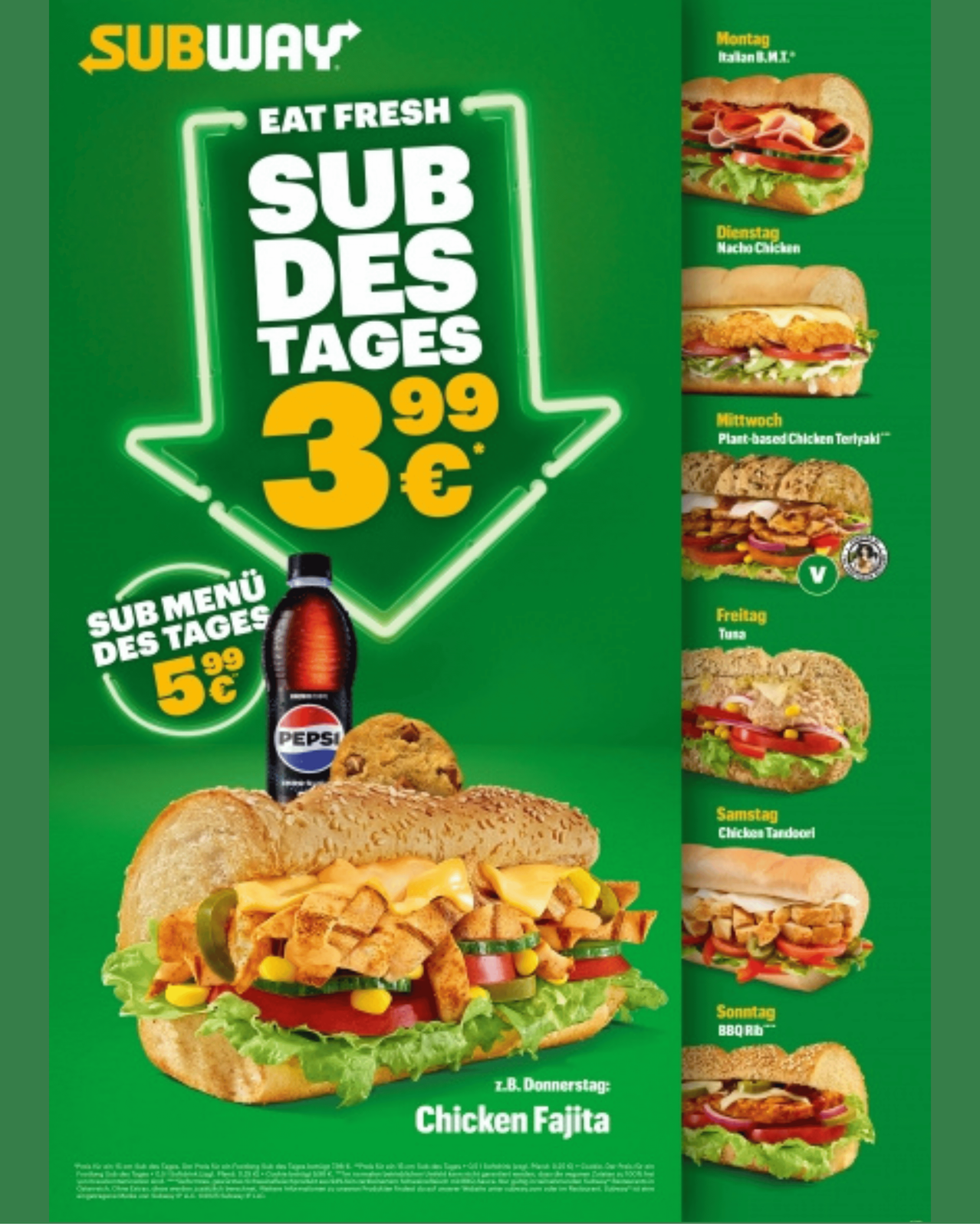 Grünes Poster mit einer Sandwich-Werbung. Es zeigt ein Subway-Sandwich mit Huhn, Salat und Tomaten. Daneben sind eine Pepsi-Flasche und Kekse abgebildet. Unten sind die Preise für das Sandwich für jeden Wochentag aufgeführt.
