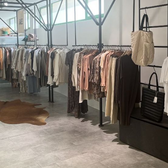 Bild enthält, Indoors, Handbag, Person, Furniture, Shop, Boutique