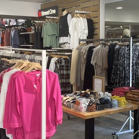 Bild enthält, Boutique, Shop, Adult, Male, Man, Person, Coat, Indoors, Scarf, Mannequin