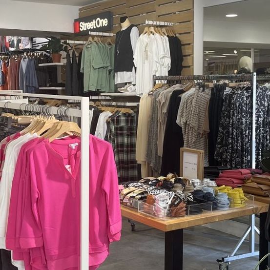 Bild enthält, Boutique, Shop, Adult, Male, Man, Person, Coat, Indoors, Scarf, Mannequin