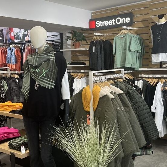 Bild enthält, Adult, Male, Man, Person, Boutique, Shop, Indoors, Jeans, Coat, Necklace