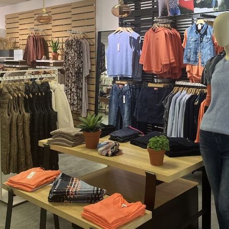 Bild enthält, Jeans, Adult, Male, Man, Person, Coat, Shop, Mannequin, Boutique, Jacket