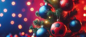 Bild enthält, Christmas, Christmas Decorations, Festival, Christmas Tree, Christmas Tree Ornaments, Soccer, Soccer Ball, Sport
