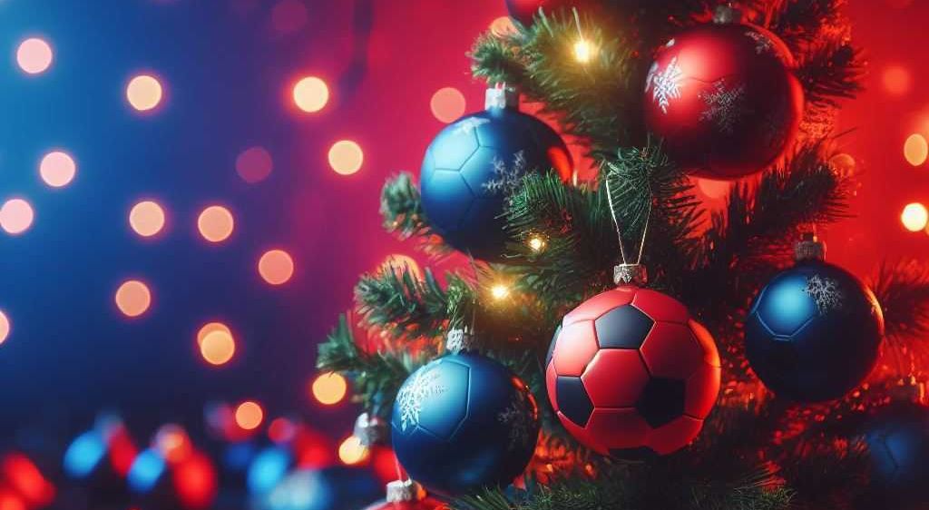 Bild enthält, Christmas, Christmas Decorations, Festival, Christmas Tree, Christmas Tree Ornaments, Soccer, Soccer Ball, Sport