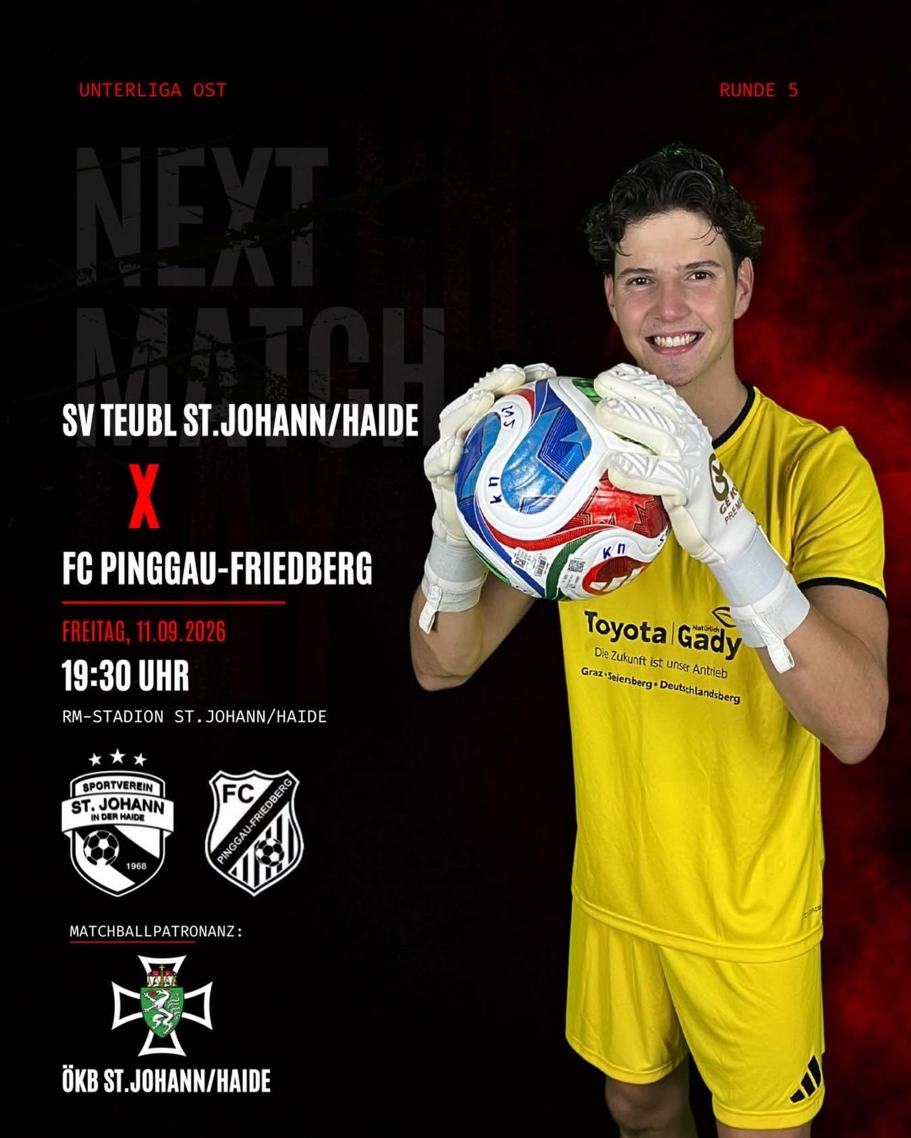 Ein Fußballspieler in einem gelben Trikot hält einen Fußball und lächelt für ein Foto. Der Hintergrund zeigt einen roten und schwarzen Farbverlauf mit Text über ein bevorstehendes Spiel.