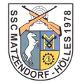 Ein Logo mit einem Schild, einem weißen Pferd, gekreuzten Gewehren, einem Zahnrad und dem Text 'SSG MATZENDORF-HOLES 1978'.