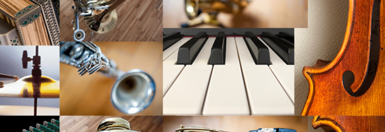 Eine Collage von Musikinstrumenten, darunter eine Trompete, ein Saxophon und Klaviertasten. Die Trompete und das Saxophon sind scharf, während die Klaviertasten verschwommen sind.